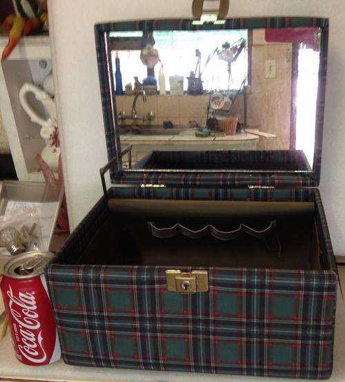 VANITY Case Vintage-Green TARTAN- LID INSIDE -WHOLE MIRROR-4 elastic holders