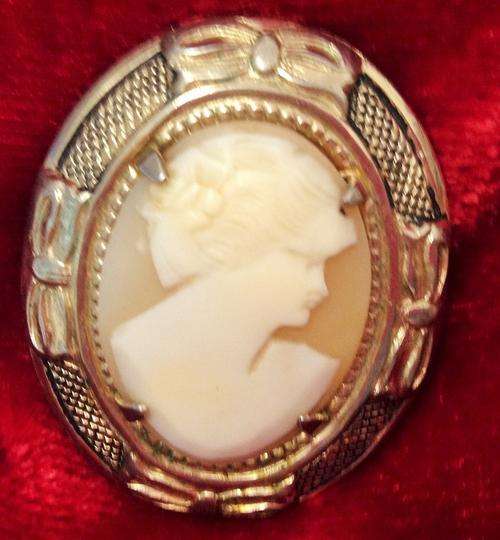 Brooch - Cameo  Genuine shell hand crafted VINTAGE OVAL - Gold Tone Setting