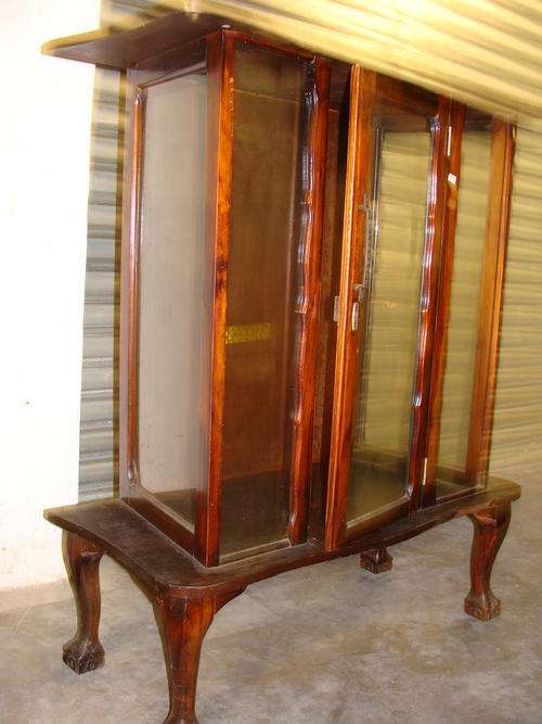 DISPLAY CABINET  DEPTH 400MM  X WIDTH  900MM  X  HEIGHT 1060MM@@@  SMALL PIECE GLASS MISSING