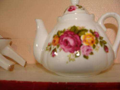 !!!WOW!!! TEA POT circa 1980 "COTTAGE ROSE" Fine bone china !!!FANTASTIC!!!ShippingR49.00