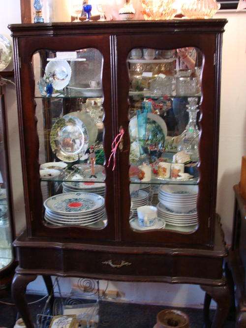 QUEEN ANE LEGS DISPLAY CABINET 2GLASS SHELVES /MIRROR BACK&BOTTOM* DRAW *KEYS (refno5)