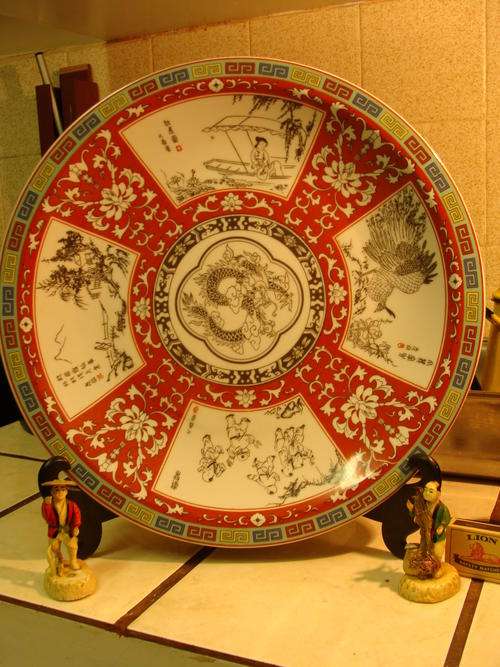 36.5 CM HUGE !!!SPECTACULAR-!!! CHARGER- WITH ORIENTAL SCENES CLOURS RED WHITE BLACK
