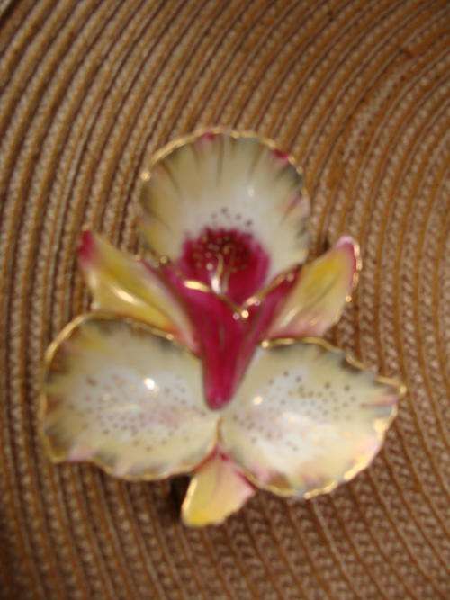 HAND PAINTED PIN DISH IN SHAPE OF!!! ORCHID !!!FLOWER !!!!BEAUTIFUL!!! MINIATURE  ITEM