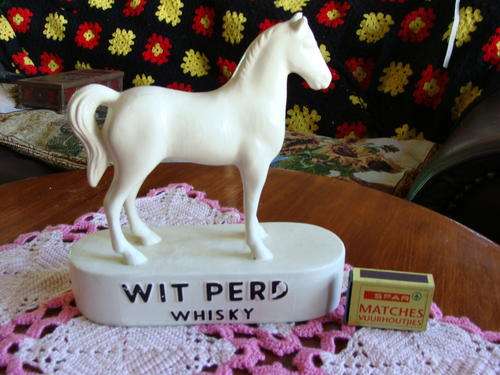 FIGURINE  OF WIT PERD@@WHITE HORSE SCOTCH  WHISKEY BAR ORNAMENT
