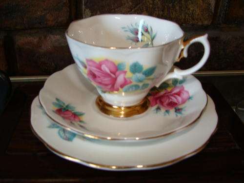 ROYAL ALBERT-SWEETHEART ROSES- BONE CHINA- ENGAND !SERIES OF SIX!-"ELIZABETH"
