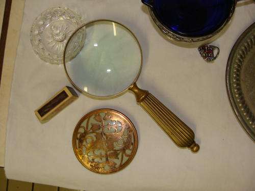 A WONDERFUL COLLECTABLE MAGNIFYING GLASS-  BRASS  HANDLE- CIRCULAR SHAPE WITH RIDGES!!FAB!!!FAB!!