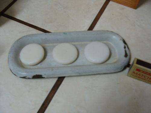 1 LOVELY VINTAGE SOAP DISH + 3 little round white soaps