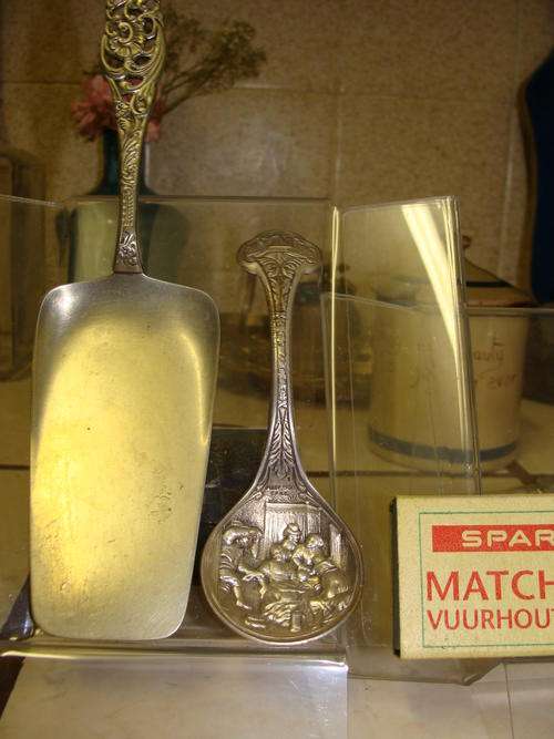 1 LOVELY N S -CAKE LIFTER -WITH DECORATIVE INTRICATE HANDLE !!!VERY NICE!!!