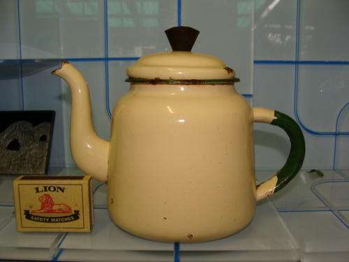 LOVELY SMALL KETTLE CREAM ND GREEN TRIM - !!!!TO  OO OO !!SWEET!!!!