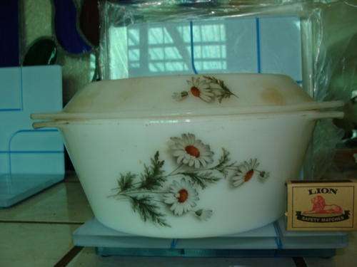 !!!WOW!! 1 LARGE ARCOPAL -FRANCE- OVEN WARE BOWL" GREAT FOR FAMILY COTTAGE PIE  "daisy decor