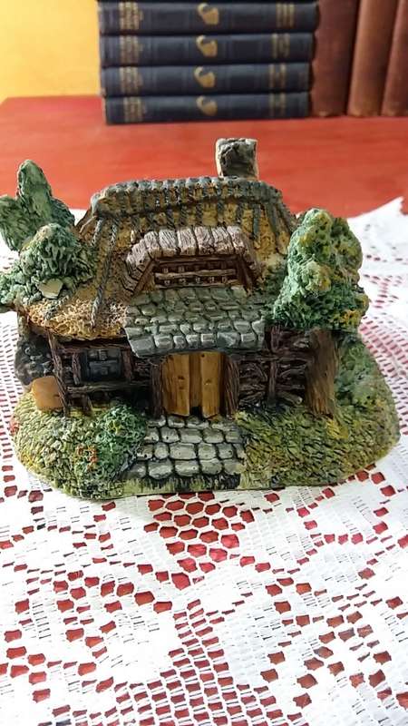 FOR THE COLLECTOR OF MINIATURE HOUSES : LOVELY MINIATURE HOUSE