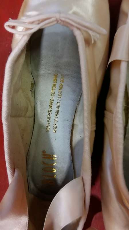 BEAUTIFUL PINK BALLET POINTE SHOES : FOR USE OR DISPLAY IN A GIRLS ROOM : BLOCH SIZE 5 WITH RIBBON