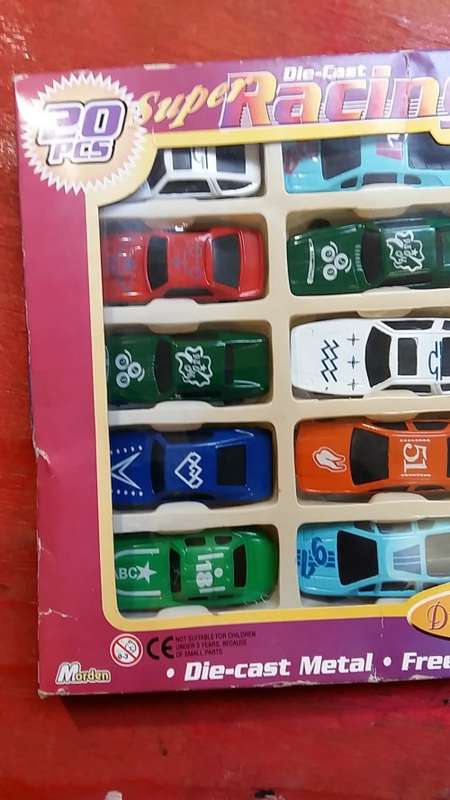 FOR THE COLLECTOR : AS NEW, UNSCRATCHED PRISTINE CONDITION  SET OF 20 DIE-CAST METAL CARS IN BOX SET