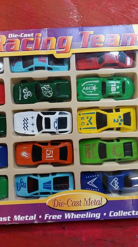 FOR THE COLLECTOR : AS NEW, UNSCRATCHED PRISTINE CONDITION  SET OF 20 DIE-CAST METAL CARS IN BOX SET