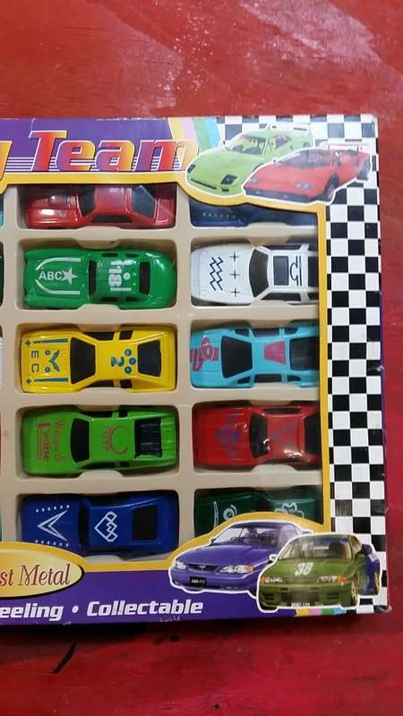 FOR THE COLLECTOR : AS NEW, UNSCRATCHED PRISTINE CONDITION  SET OF 20 DIE-CAST METAL CARS IN BOX SET