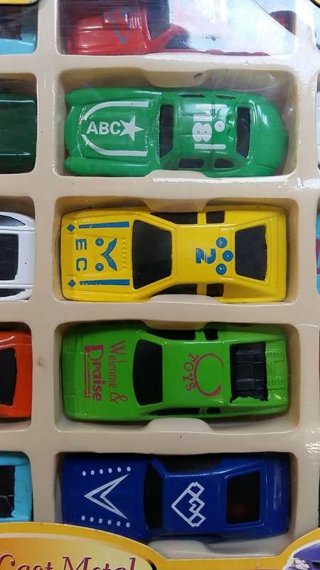 FOR THE COLLECTOR : AS NEW, UNSCRATCHED PRISTINE CONDITION  SET OF 20 DIE-CAST METAL CARS IN BOX SET