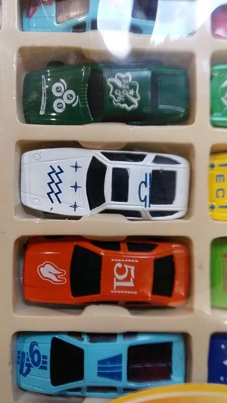 FOR THE COLLECTOR : AS NEW, UNSCRATCHED PRISTINE CONDITION  SET OF 20 DIE-CAST METAL CARS IN BOX SET