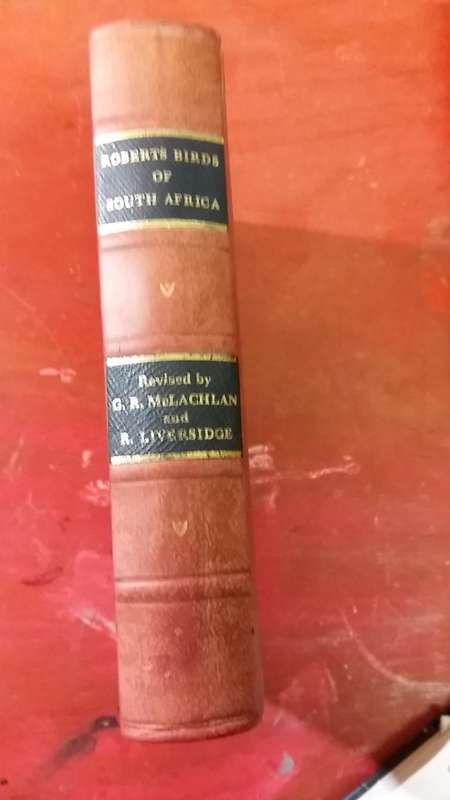 REFERENCE BOOK : ROBERTS BIRDS OF SOUTH AFRICA, LEATHER SPINE, ILLUSTRATED, GILT LETTERING ON SPINE