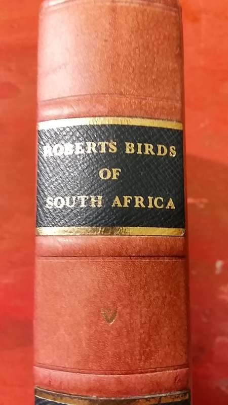 REFERENCE BOOK : ROBERTS BIRDS OF SOUTH AFRICA, LEATHER SPINE, ILLUSTRATED, GILT LETTERING ON SPINE