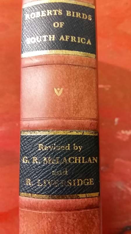REFERENCE BOOK : ROBERTS BIRDS OF SOUTH AFRICA, LEATHER SPINE, ILLUSTRATED, GILT LETTERING ON SPINE