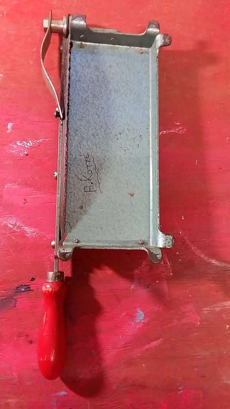 SERRATED EDGE PAPER CUTTER GUILLOTINE PERFECT FOR CUTTING OLD PHOTOGRAPHS, A MUST FOR THE COLLECTOR!