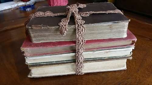 SET OF OLD VINTAGE AND ANTIQUE BOOKS FOR DECOR