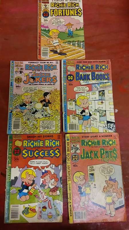 SET OF 5 COLLECTABLE RICHIE RICH COMICS