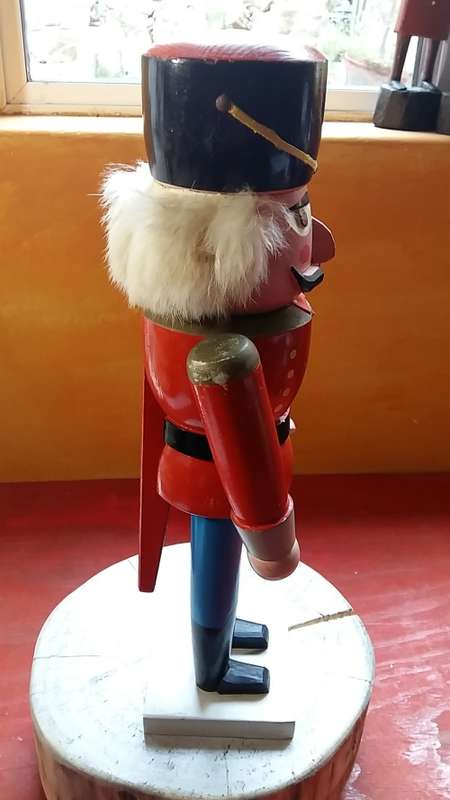 WOODEN NUTCRACKER WITH ADJUSTABLE ARMS