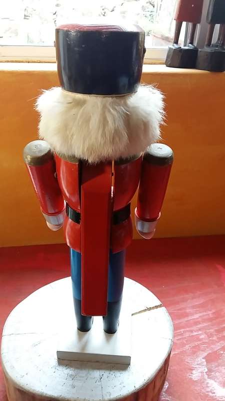 WOODEN NUTCRACKER WITH ADJUSTABLE ARMS
