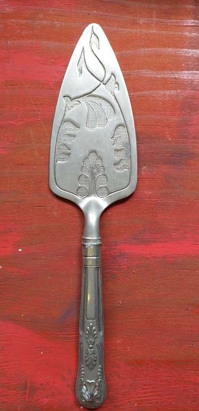 Lovely Cake Lifter