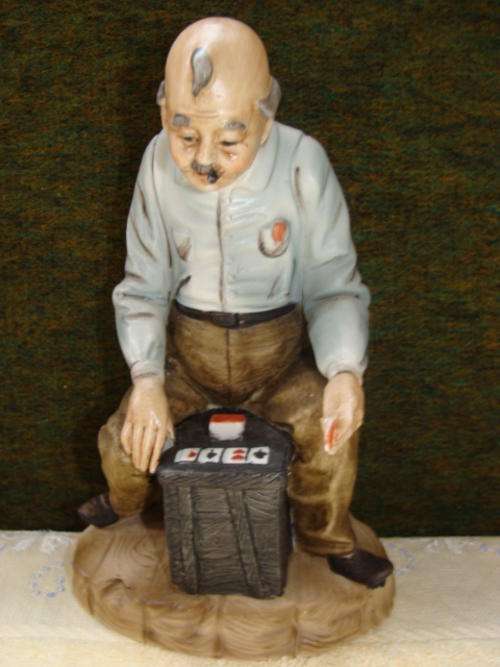 Card Playing Old man Figurine