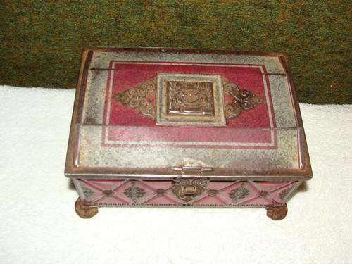Vintage Box : Beautiful Red Tin Trinket Box