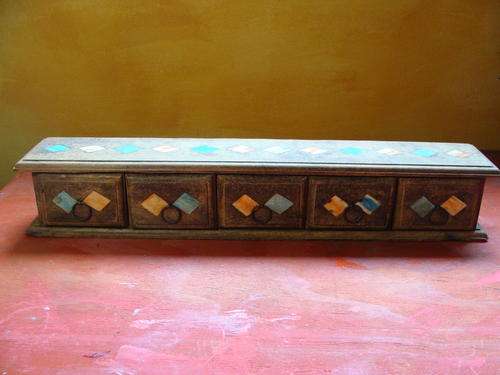 BOHEMIAN CHIC INDONESIAN IMPORTED WOODEN 5 DRAWER BOX DECORATED WITH INLAID COLOURED BONE