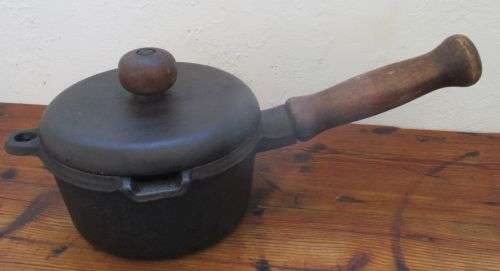 CAST IRON POT WITH LONG HANDLE AND FLAT SPOUT