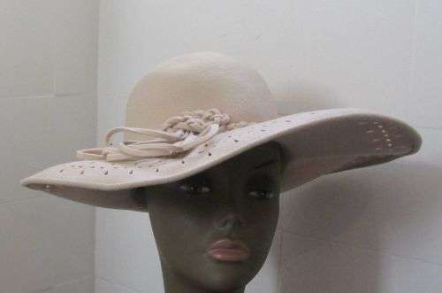 VINTAGE WOMAN'S HAT