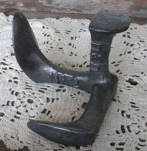 VINTAGE NR 2 CAST IRON SHOE COBBLERS ANVIL   (2)