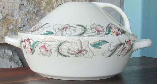 SUSIE COOPER BOWL WITH LID