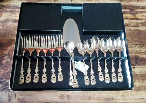 SET OF SIX GOLD PLATED  TEA SPOONS SIX CAKE FORKS ONE CAKE LIFTER AND ONE SUGAR SPOON