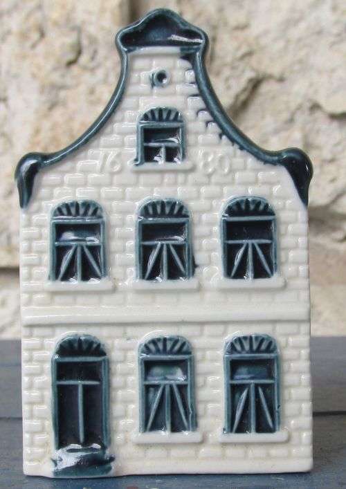 COLLECTABLE  KLM DELFT HOUSES NO 5      DATE  1952