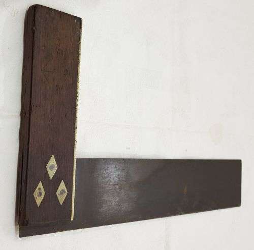 OLD SQUARE  32 CM LONG.