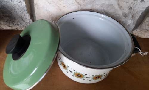 CAST IRON COOKING POT