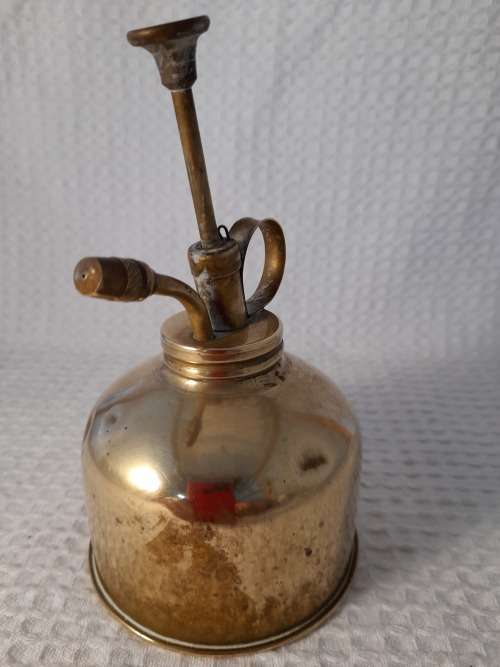 BRASS OIL CAN IN WORKING ORDER
