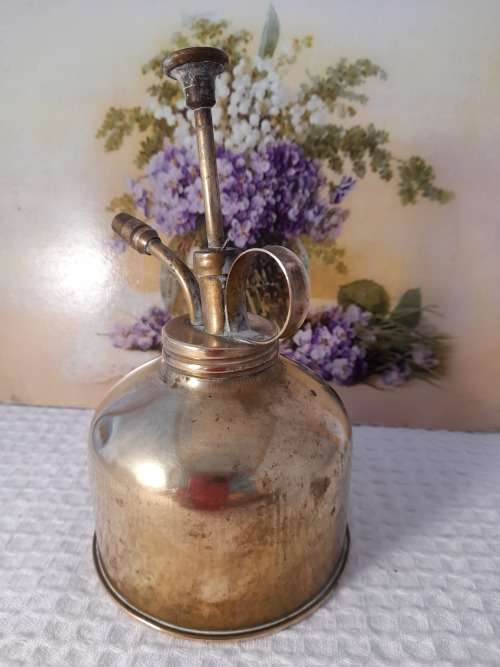 BRASS OIL CAN IN WORKING ORDER