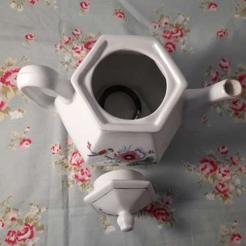 UNMARKED ELECTRICAL TEAPOT WITHOUT  CORD HEIGHT   12 CM