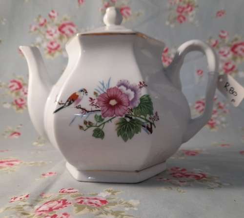 UNMARKED ELECTRICAL TEAPOT WITHOUT  CORD HEIGHT   12 CM