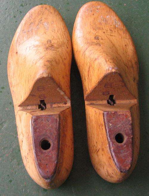 WOODEN SHOE TREES 8,6
