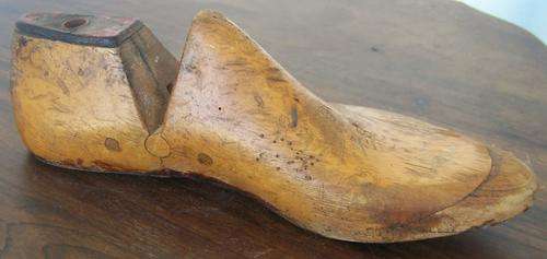 WOODEN SHOE TREE