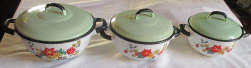 UNMARKED 3 PIECE ENAMEL SET WITH FLOWER DETAIL