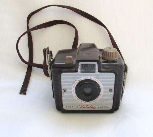 BROWNIE HOLIDAY CAMERA (NOT SURE IF CAMERA IS WORKING)