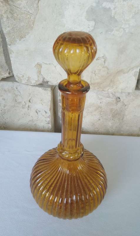 GLASS DECANTER WITH STOPPER
